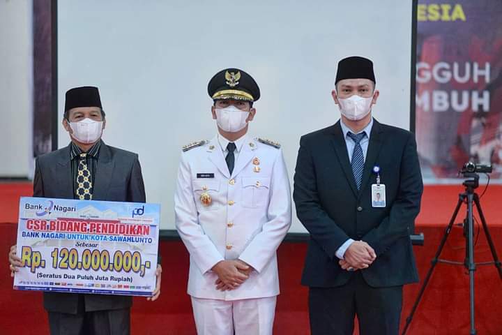 Kepala Dinas Pendidikan Kota Sawahlunto Asril Menerima Simbolis Bantuan CSR Bank Nagari Sebesar Rp 120 Juta, Selasa (17/8)